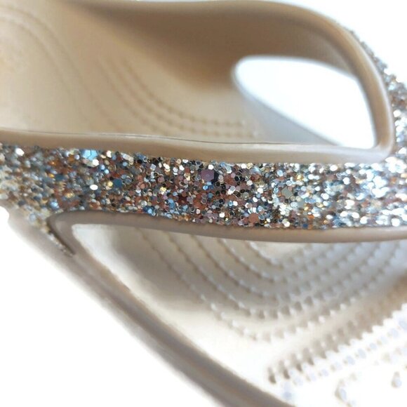 CROCS Sloane Glitter Wedge Flip Flops Womens Sz 9 Lightweight Sandals Chai Gold - Picture 2 of 9